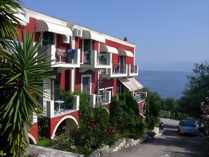 Exterior - Studio Apartment 'Apraos Bay Hotel Room 4' with Sea View, Wi-Fi and Air Conditioning (Απραος)
