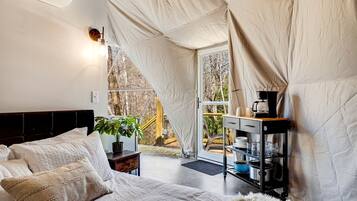 1 bedroom, bed sheets