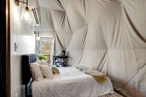 1 bedroom, bed sheets