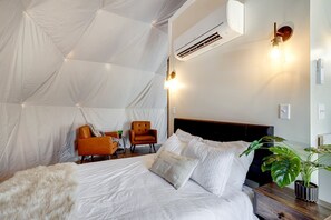 1 bedroom, bed sheets
