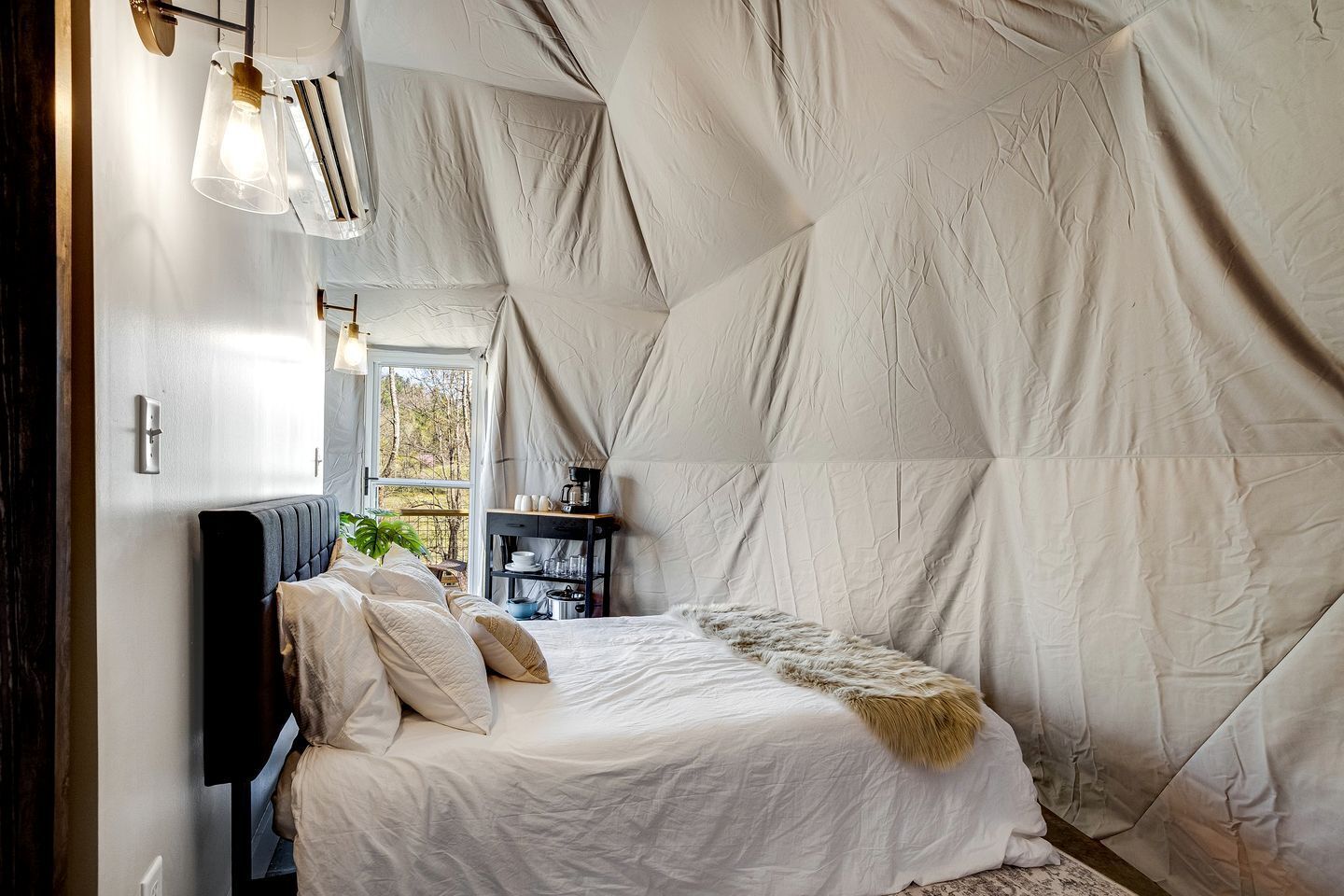 1 bedroom, bed sheets