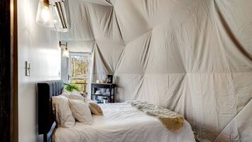 1 bedroom, bed sheets