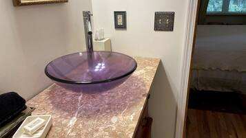 Haartrockner, Handtücher, Seife, Shampoo