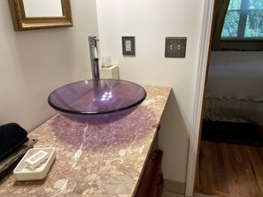 Haartrockner, Handtücher, Seife, Shampoo