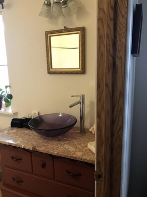 Haartrockner, Handtücher, Seife, Shampoo