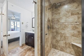 Shower, hair dryer, towels - Cozy stay for 4: 5 Min Drive to Base,  Full Kitchen, Amazing Hot Tub, Restaurants Nearby! (Park City)