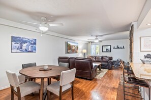 Dining - Cozy stay for 4: 5 Min Drive to Base,  Full Kitchen, Amazing Hot Tub, Restaurants Nearby! (Park City)