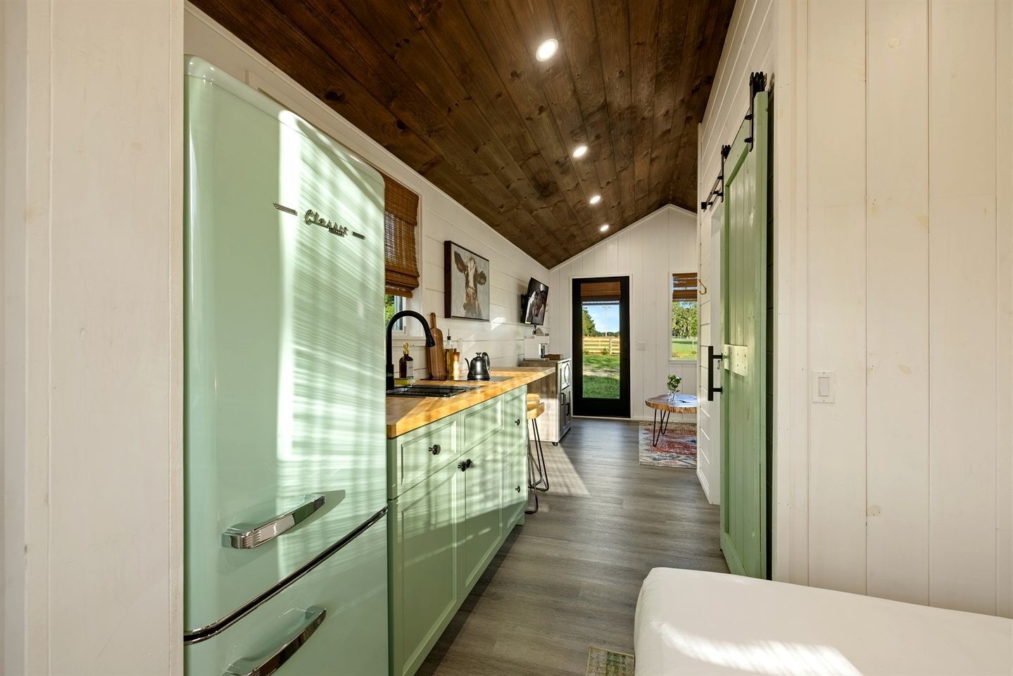 Coffee/tea maker, fridge, microwave, stovetop