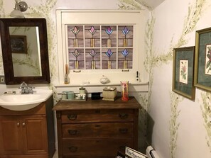 Bathroom - Comfortable Bed and Breakfast Suite for Two Guests near Pleasant Lake, Wisconsin (Elkhorn)