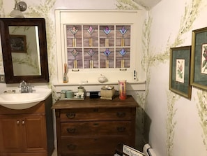 Sèche-cheveux, serviettes fournies, savon, shampoing