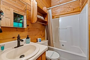 Hair dryer, towels - Wonderful Secluded Cabin with Hot-tub in Sevierville, Tennessee (Sevierville)