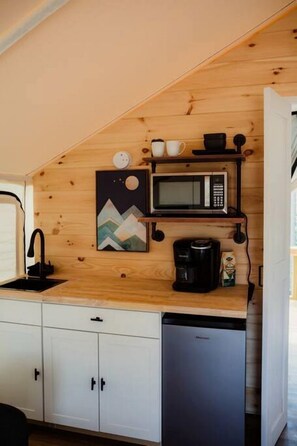 Mikroaaltouuni, kahvin-/teenkeitin, leivänpaahdin, tehosekoitin