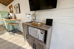 冷蔵庫、電子レンジ、コンロ、コーヒー / ティーメーカー