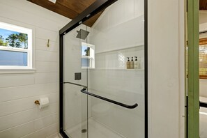 Hair dryer, towels, toilet paper - Entire Farm Retreat with Three Modern Cabins in Lake City, Florida, Perfect for an Event or Large Family Getaway (Lake City)