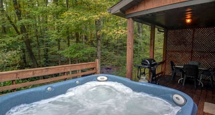 Gorgeous Cabin with Fire Pit and Hot Tub in Bruceton Mills, West Virginia