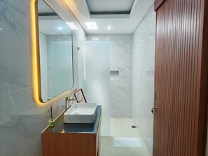 Villa, Non Smoking | Bathroom | Shower, hair dryer, towels, soap - Rumah Kodel 4 (Denpasar)