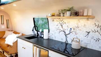 Frigorífic, microones, placa de cuina i cafetera i tetera