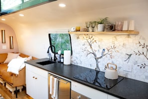 Wasserkocher mit Kaffee-/Teezubehör, Kühlschrank, Mikrowelle, Herdplatte