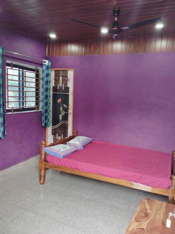 Deluxe Double Room | Free WiFi - Naga Chowdeshwari Homestay (Kumta)