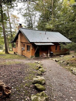 Exterior - Pet-Friendly Cabin for 6 Near Cook Forest, Ideal for Glamping in Pennsylvania (Clarington)