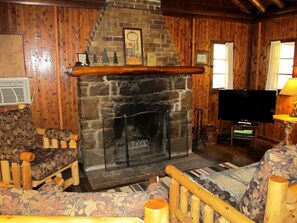 TV, fireplace - Pet-Friendly Cabin for 6 Near Cook Forest, Ideal for Glamping in Pennsylvania (Clarington)