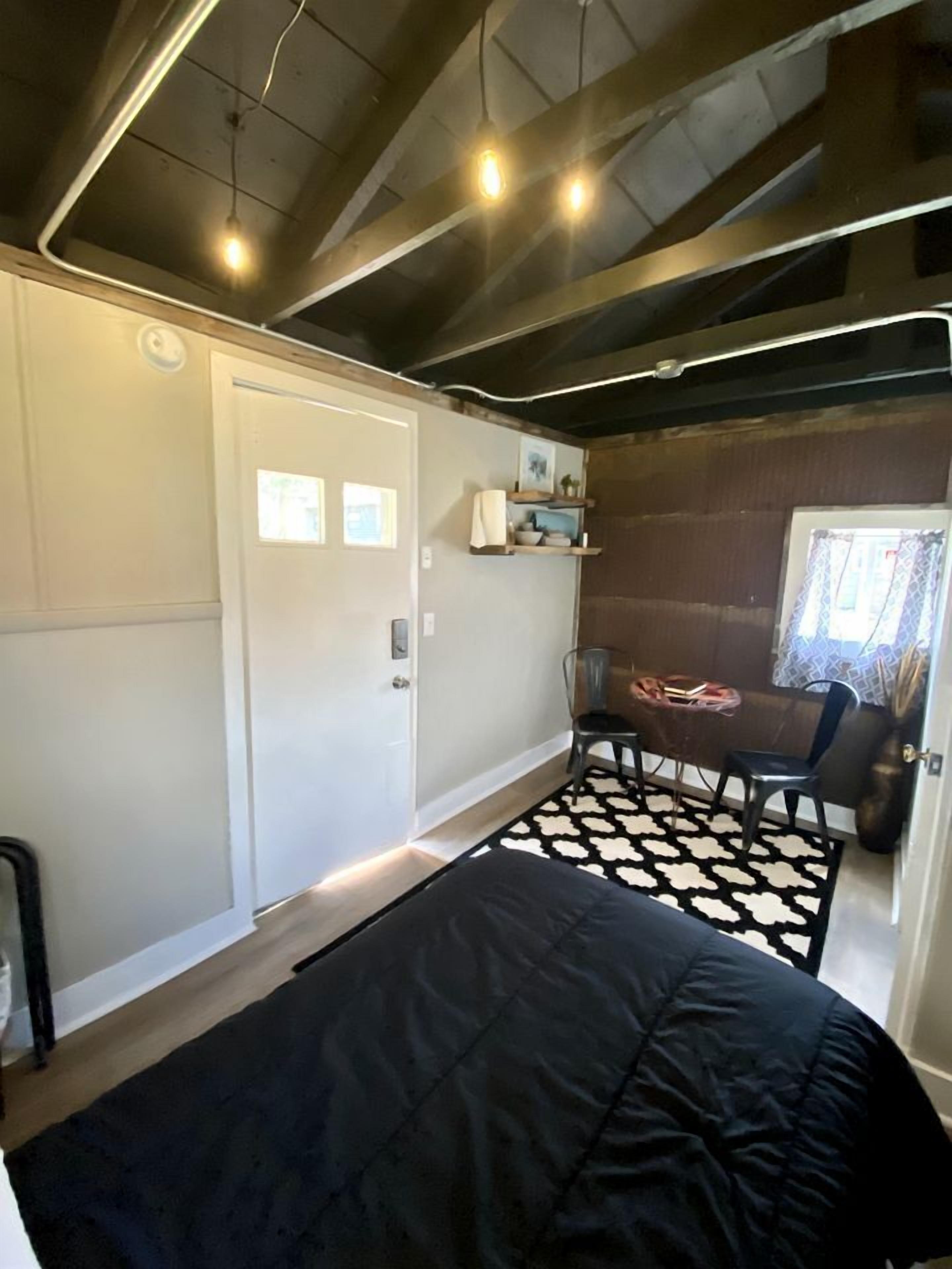 1 bedroom, desk, WiFi, bed sheets