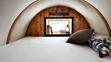1 bedroom, bed sheets