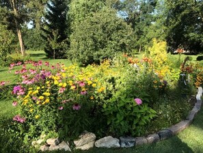 Property grounds - Romantic Getaway in a Bed and Breakfast Lodge with Garden Views in Elkhorn, Wisconsin (Elkhorn)