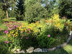 Property grounds - Romantic Getaway in a Bed and Breakfast Lodge with Garden Views in Elkhorn, Wisconsin (Elkhorn)