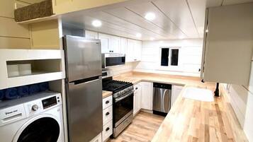 Coffee/tea maker, fridge, microwave, oven