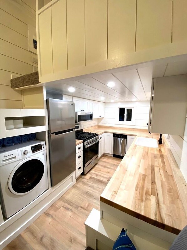 Køleskab, mikrobølgeovn, kogeplade, opvaskemaskine