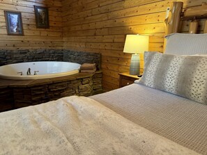 1 bedroom, iron/ironing board, WiFi, bed sheets - Cozy Cabin with Indoor Jacuzzi Great for Couples in Arkansas (Eureka Springs)