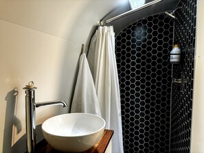 Asciugamani, sapone, shampoo, carta igienica