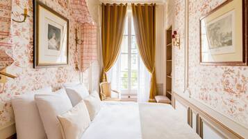 Departamento, vista al patio | Caja de seguridad en la habitación y escritorio