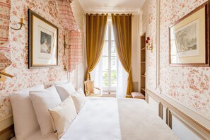 公寓, 庭院景观 | 客房内保险箱、办公桌、笔记本电脑工作区、遮光窗帘