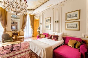 شقة - منظر للفناء | منطقة المعيشة