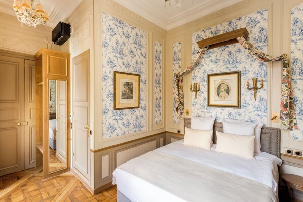 Appartement, vue cour intérieure | Coffres-forts dans les chambres, bureau