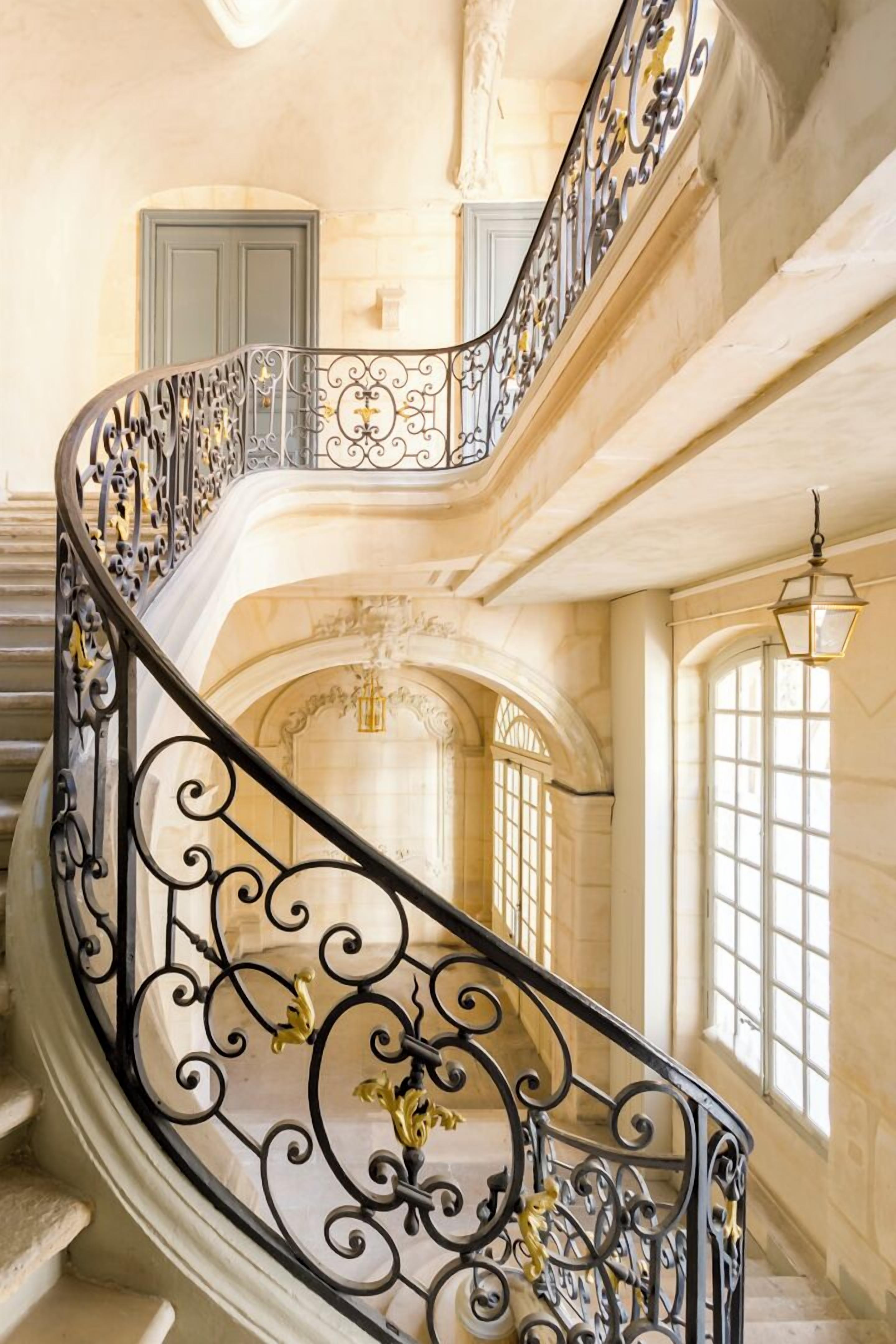 Handrails in stairways