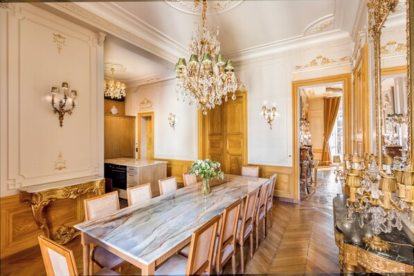 شقة - منظر للفناء | منطقة المعيشة