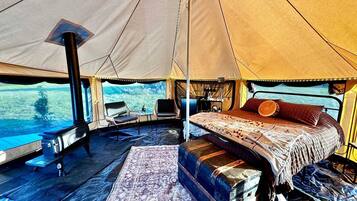 1 bedroom, bed sheets