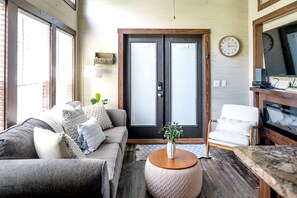 Televisión y chimenea 