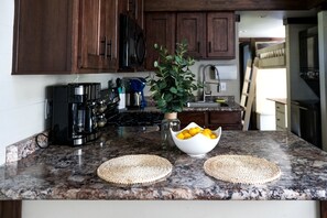 Refrigerador, microondas, parrilla de estufa y cafetera y tetera 