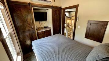 1 bedroom, desk, WiFi, bed sheets