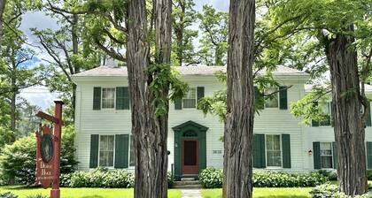 Unique Cottage with Great Surroundings in Sunderland, Vermont