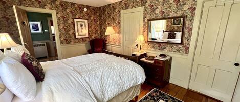 3 bedrooms, desk, WiFi, bed sheets