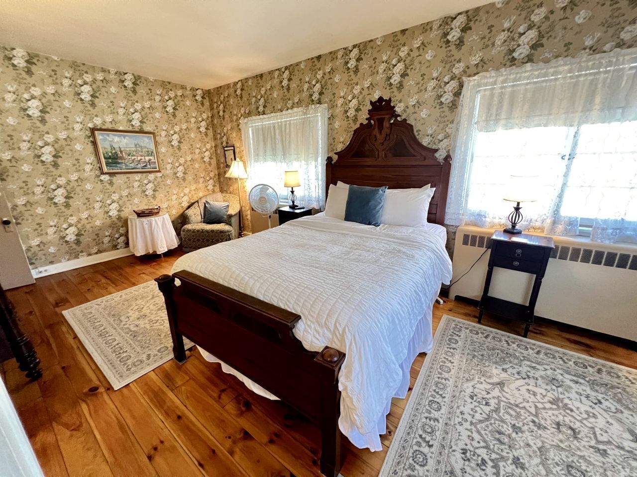 3 bedrooms, desk, WiFi, bed sheets