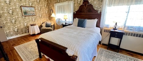 3 bedrooms, desk, WiFi, bed sheets