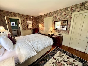 3 bedrooms, desk, WiFi, bed sheets