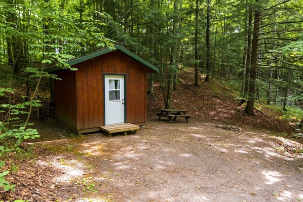 Outdoor dining - Peaceful Cabin with Comfortable Bunk Beds Nestled in the Trees near White Lake, Wisconsin (White Lake)