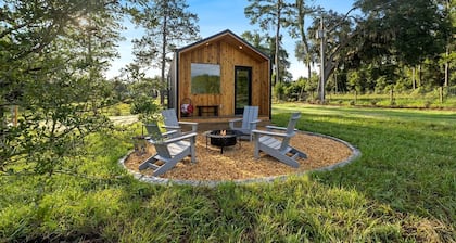 Serene and Cozy Cabin near Gilchrist Blue Springs, Perfect for a Small Town Florida Getaway